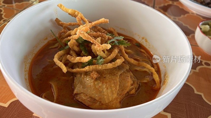 Khao Soi食谱或咖喱面汤与鸡肉